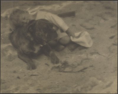 [Niño descansando sobre un perro] de Louis Fleckenstein