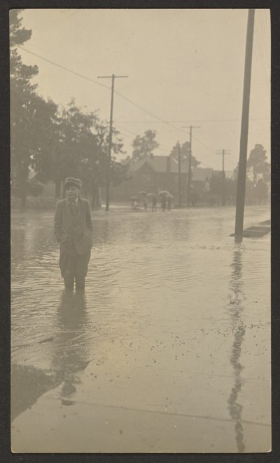 [Niño de pie en una calle inundada] de Louis Fleckenstein