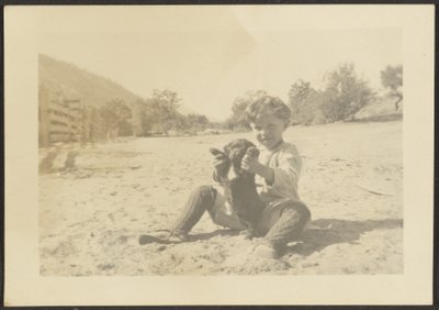 [Niño y perro en la playa] de Louis Fleckenstein