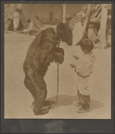 [Niño con oso encadenado] de Louis Fleckenstein