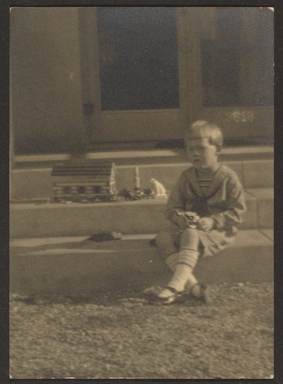 [Niño con juguetes en los escalones] de Louis Fleckenstein