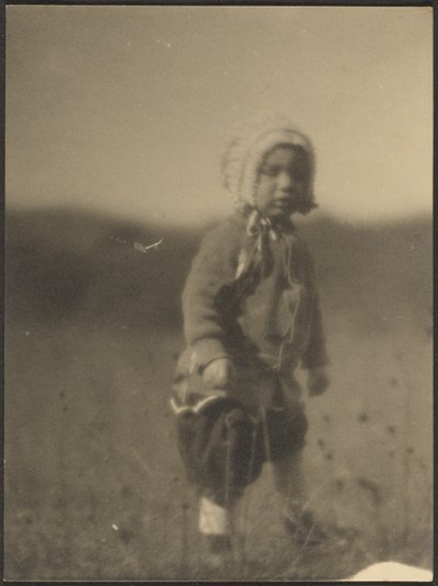 [Niño con gorro en el campo] de Louis Fleckenstein