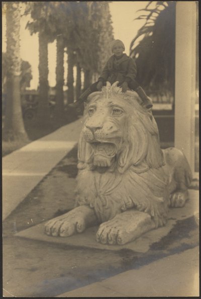 [Niño en la estatua de un león] de Louis Fleckenstein