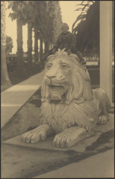 [Niño sobre una estatua de león] de Louis Fleckenstein