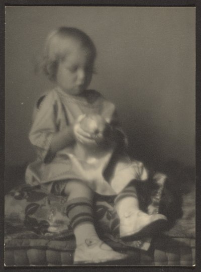 [Niño con manzana] de Louis Fleckenstein