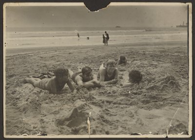 [Niños tumbados en la arena de la playa] de Louis Fleckenstein