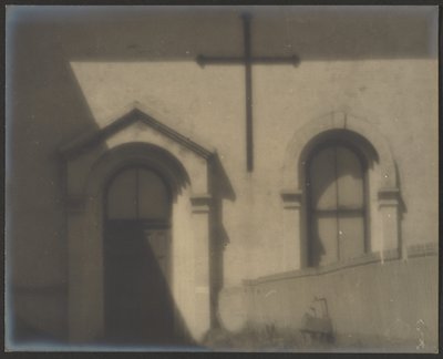 [Exterior de la iglesia con cruz] de Louis Fleckenstein