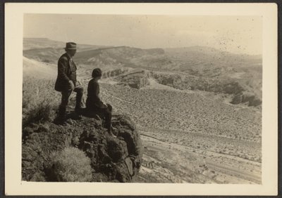 [Pareja en paisaje desértico] de Louis Fleckenstein