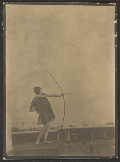 [Bailarina (Arquero) en el tejado] de Louis Fleckenstein