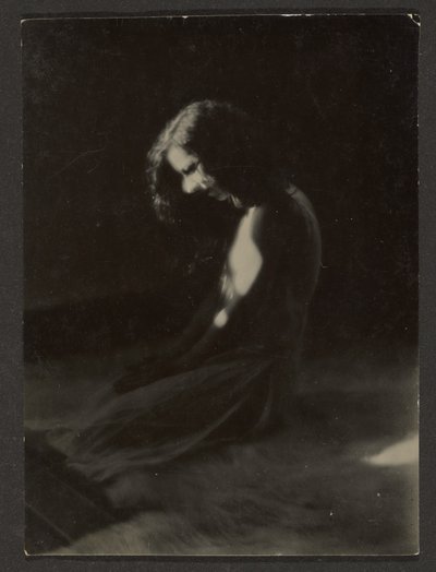 [Bailarina arrodillada en la sombra profunda] de Louis Fleckenstein