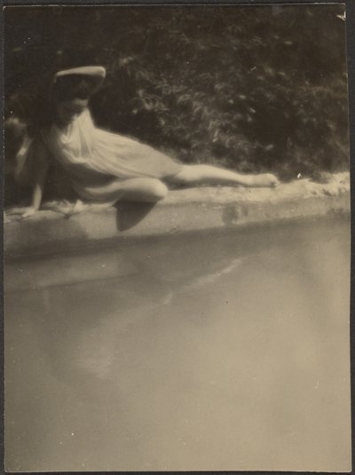 [Bailarina junto al estanque del jardín] de Louis Fleckenstein