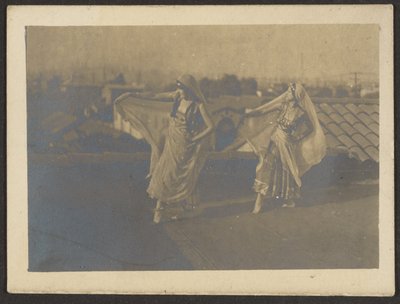 [Bailarinas en la azotea] de Louis Fleckenstein