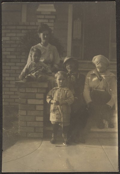 [Retrato de familia fuera de casa] de Louis Fleckenstein