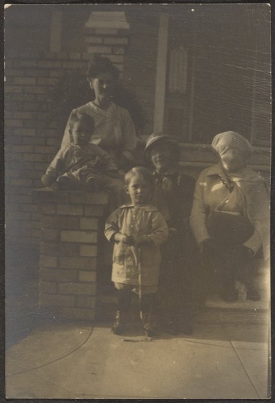 [Retrato de familia fuera de casa] de Louis Fleckenstein