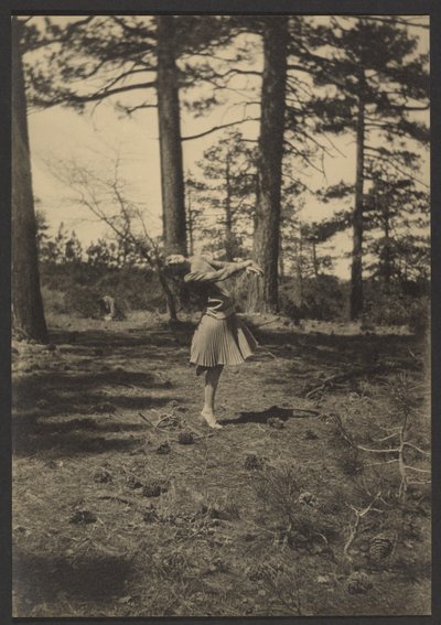 [Bailarina en un claro de pinos] de Louis Fleckenstein