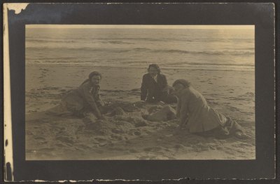 [Figuras sentadas en la playa] de Louis Fleckenstein