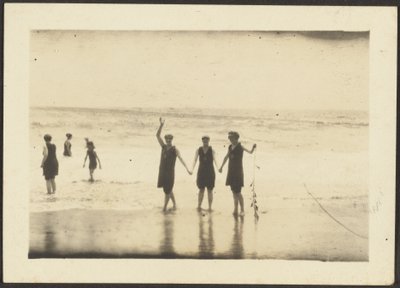 [Figuras en traje de baño en la playa] de Louis Fleckenstein