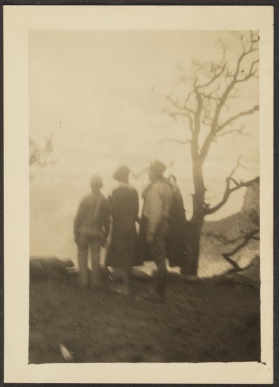 [Figuras en la sombra con árbol] de Louis Fleckenstein