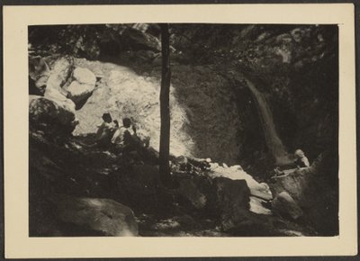 [Figuras en un paisaje forestal en sombras] de Louis Fleckenstein