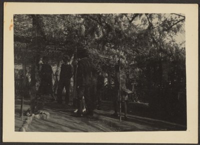 [Figuras en el bosque] de Louis Fleckenstein