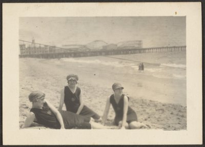 [Figuras en la playa cerca del muelle de Santa Mónica] de Louis Fleckenstein