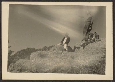 [Figuras sobre rocas] de Louis Fleckenstein