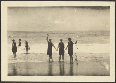 [Figuras en una playa sujetando algas] de Louis Fleckenstein