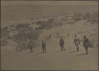 [Cinco hombres caminando por el desierto] de Louis Fleckenstein
