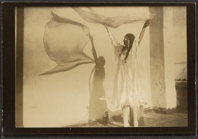 [Florence bailando en traje nativo americano] de Louis Fleckenstein