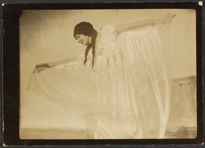 [Florence bailando en traje nativo americano] de Louis Fleckenstein