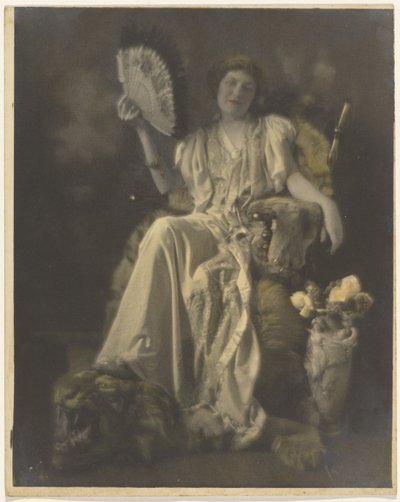 [Florencia sentada en una silla con alfombra de tigre] de Louis Fleckenstein