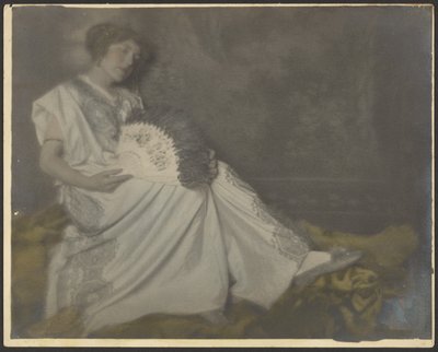 [Florencia sentada con un gran abanico] de Louis Fleckenstein