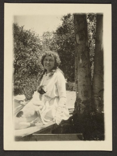[Florence sentada con su perro] de Louis Fleckenstein