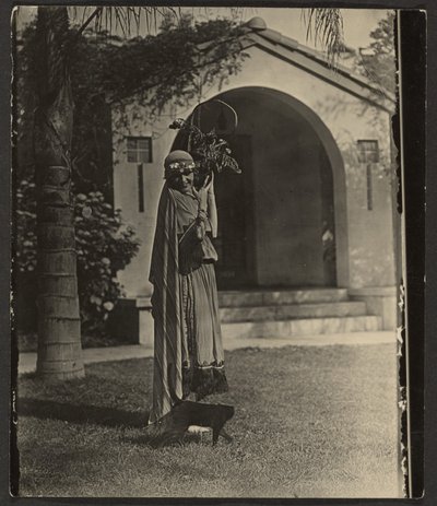[Florencia disfrazada con una planta fuera de casa] de Louis Fleckenstein