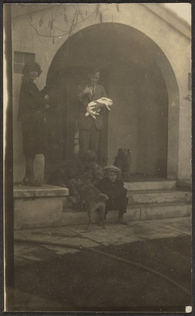 [La familia de Florence con su conejo de mascota] de Louis Fleckenstein