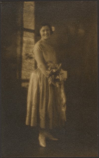 [Retrato de cuerpo entero de una mujer con un ramo en la mano] de Louis Fleckenstein