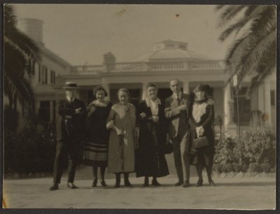 [Retrato de grupo fuera del edificio] de Louis Fleckenstein