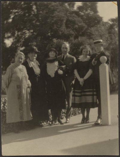 [Retrato de grupo en el parque] de Louis Fleckenstein