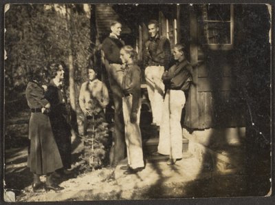 [Grupo de pie detrás de la casa] de Louis Fleckenstein