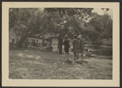 [Grupo en el parque] de Louis Fleckenstein