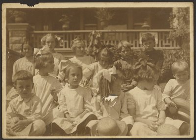 [Grupo de niños frente al porche] de Louis Fleckenstein
