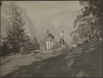 [Grupo de excursionistas mirando a Vista] de Louis Fleckenstein