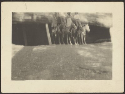 [Grupo de personas de pie a caballo] de Louis Fleckenstein