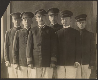 [Grupo de jóvenes uniformados ante el tapiz (¿Cadetes)] de Louis Fleckenstein