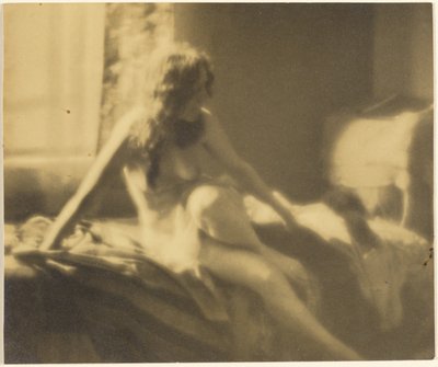 [Medio desnudo recostado en la cama] de Louis Fleckenstein