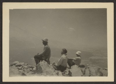 [Excursionistas sentados en rocas] de Louis Fleckenstein