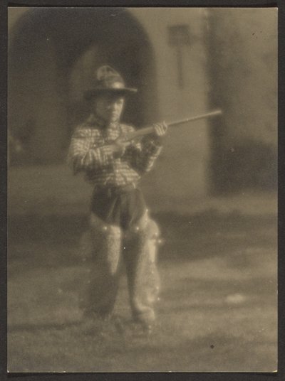 [Niño con traje de vaquero] de Louis Fleckenstein