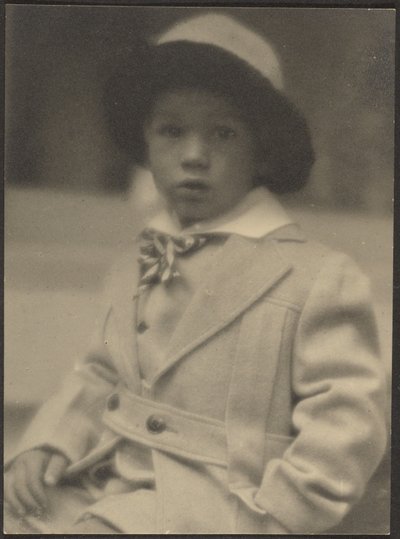 [Niño pequeño con un bonito traje] de Louis Fleckenstein