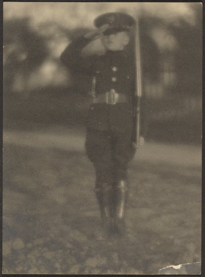[Niño con uniforme] de Louis Fleckenstein