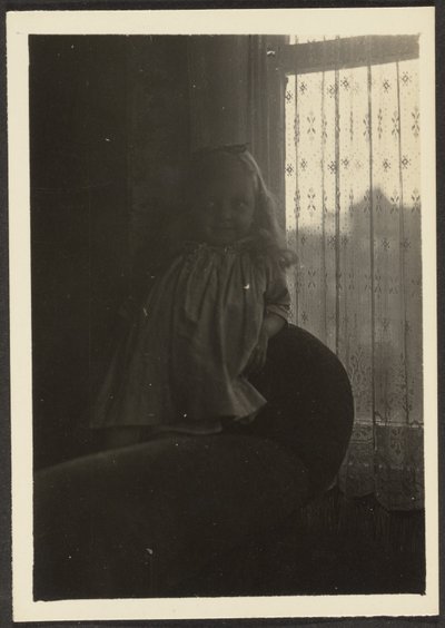 [Niña apoyada en el respaldo de la silla] de Louis Fleckenstein